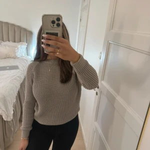 stickad tröja  - Stickad tröja i en grå/beige färg i storlek S. Har aldrig använts och är från lager 157.  Jag finns tillgänglig i Skövde Borås och Värnamo ifall ni vill slippa frakt 🥰