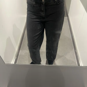 Svarta wide jeans från Kappahl - Säljer ett par svarta jeans från Kappahl med hög midja och breda ben. Jeansen har klassisk femficksdesign och är tillverkade i ett mjukt bomullstyg med lite stretch. Perfekta för dig som gillar en avslappnad och trendig look.