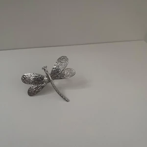 Silverfärgad trollslända ring - Unik ring i form av en trollslända med detaljerade vingar i silverfärgad metall. Perfekt accessoar för att ge din outfit en cool och personlig touch.