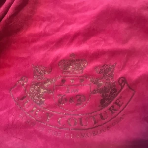 juicy couture hoodie - vintage juicy couture hoodie är som helt ny, är vintage och ganska rare skulle jag säga, priset går att diskuteras om och den är i bra skick! Är i en M men passar som S, och mig som XS!