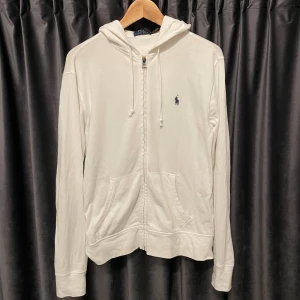 Ralph lauren zip hoodie  - Ralph lauren zip - vit - suveränt skick! - stl XS men passar även S - mycket fet och skön tröja som passar till de mesta! - hör av er vid fler frågor! - nypris 1899kr+🙌