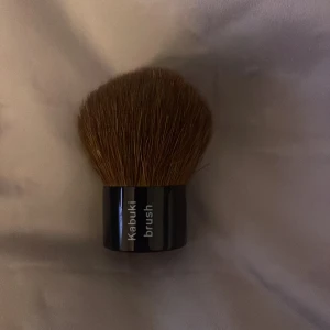 Kabuki brush 204 - Kabuki borste med täta, mjuka bruna borst och ett kompakt svart handtag. Perfekt för applicering av puder, bronzer eller rouge. Har aldrig använt ❤️