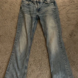 Ljusblå jeans från Perfect Jeans - Säljer ett par ljusblå jeans från Perfect Jeans med klassisk femficksdesign och snyggt slitna detaljer framtill. Jeansen har rak passform och normal midja, perfekta för en avslappnad stil. Materialet är mjukt denim som sitter skönt hela dagen.