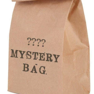 Mystery Bag med toppar - . Perfekt för dig som gillar överraskningar! Jag har så många toppar och behöver rensa ut lite. Jag lägger 7 toppar i ett paket med värde av 2500kr. Man kan även välja att ha S eller M men också blandat för dem som vill det!
