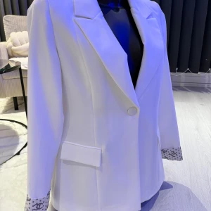 Kavaj - Elegant damkavaj till salu. Klassisk modell, bekväm passform och passar både till vardag och fest. Passar perfekt som oversize modell.