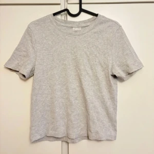 T-Shirt grå från HM - Mycket bra skick, vanlig T-shirt från HM. Storlek S. Perfekt till vardags!