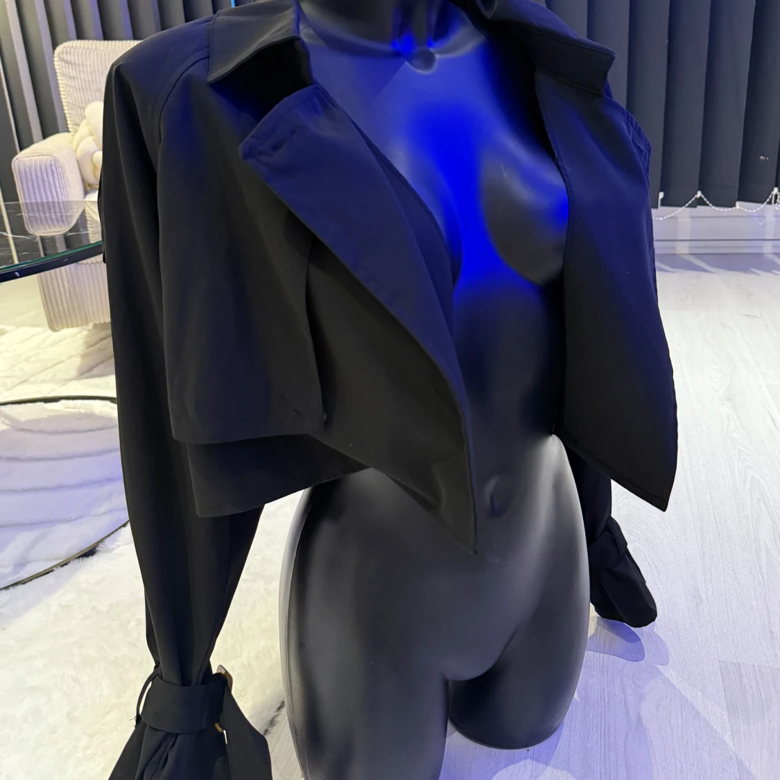 Svart croppad kavaj med knytärmar