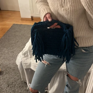 Stickad väska - Super fin hand gjord virkad väska bra kvalite! Grön blå blandning i färgen!