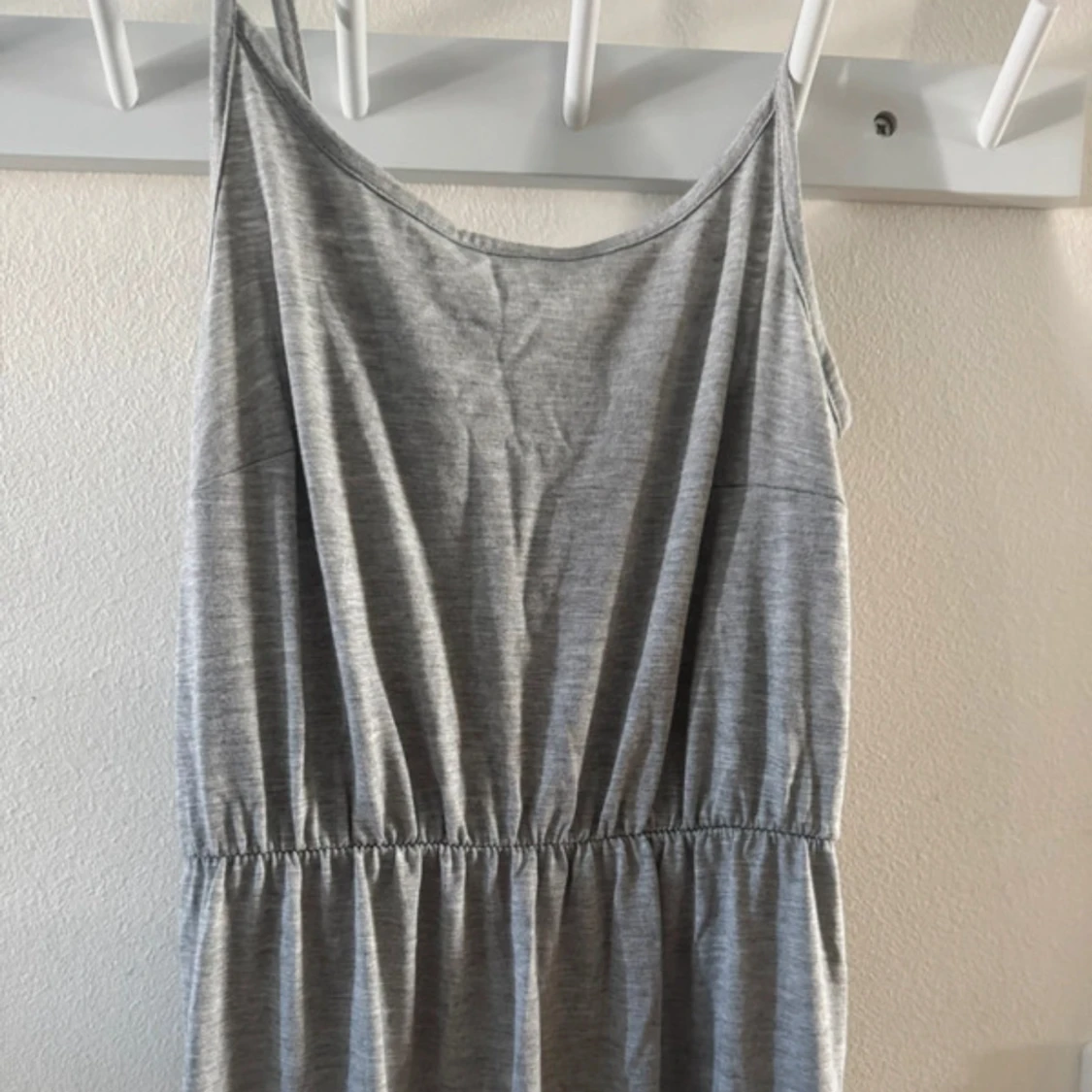 Grå långklänning med smala axelband