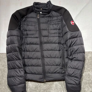 Colmar Jacka - Hej! Säljer nu min jacka från märket Colmar, storlek 14Y/166CM, bra skick. Tveka inte på att höra av dig om du har frågor eller funderingar kring jackan!