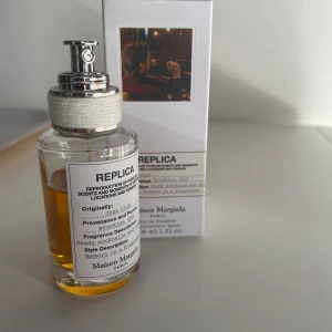 Maison Margiela Jazz Club - Maison Margiela Jazz Club, 30 ml. Inspirerad av Brooklyn 2013, med känslan av cocktails och cigarrer. Snygg och stilren flaska – perfekt för dig som vill ha en perfekt höst/vinter doft!🥃🍁🎄🙌