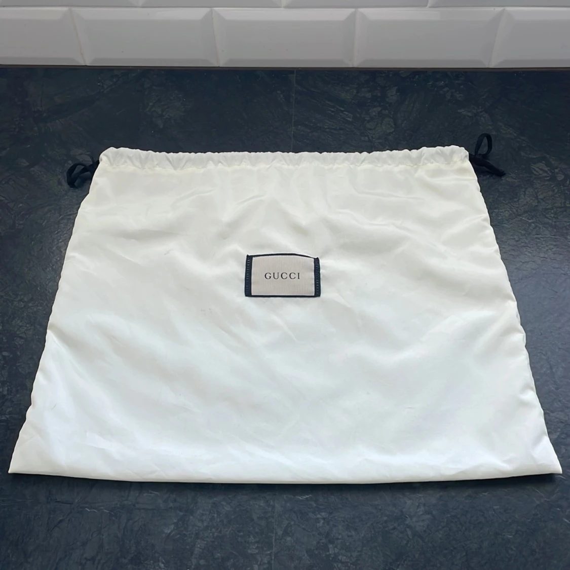 Svart axelväska med mönster - 3