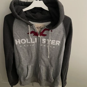 Grå zip hoodie från Hollister - Snygg zip grå hoodie från Hollister i storlek S, modell är ca 180 cm lång. Hör av dig vid funderingar!