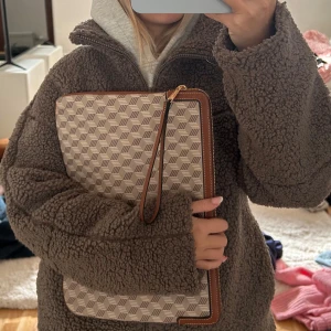 As snyggt datafodral - Super snyggt datafodral från Holly & Whyte (Lindex) 💞💞 aldrig anvönt 🤩🤩