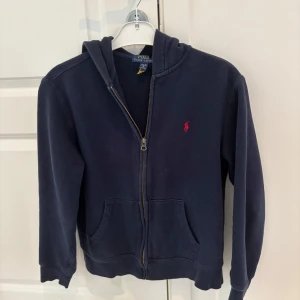 Ralph Lauren zip Hoodie mörkblå - Säljer denna mörkblåa Ralph Lauren zip Hoodien då jag inte använder den längre. 