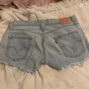 Levis shorts low slouch  - Najs bekvämt stretchigt material !! Skriv gärna om ni vill ha fler bilder eller mått eller andra frågor <3