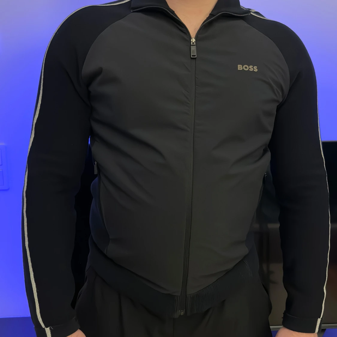 Svart ziptröja från BOSS med vita ränder