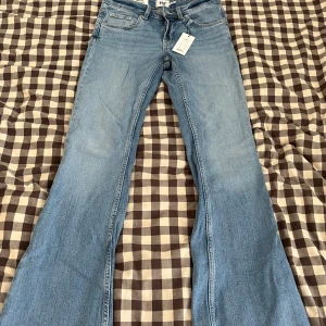 Bootcut jeans Lager 157 - Snygga ljusblå bootcut jeans i klassisk denim med låg midja. Modellen har en lätt utsvängd passform nertill och femficksdesign. Short length-variant och storlek xs! Helt nya med prislapp.