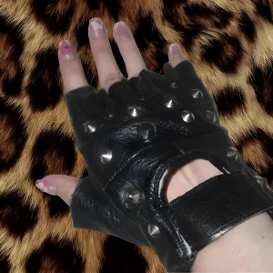 Fingerlösa läderhandskar, silvernitar - 🖤 Fingerlösa skinnhandskar från sent 2000-tal med silvernitar  💌 Hör av dig vid frågor eller med prisförslag! 🖤