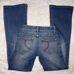 Lågmidjade bootcut jeans vintage lowrise lowwaist  - Lågmidjade vintage jeans med snygga bakfickor. Storlek 34 enligt lapp. Något små i storleken. Ungefär som en w25-w26 enligt mig. (Se mått) Innerbenslängd:78 midjemått:34,5 stretch till 38. Har inga bilder på då de är försmå. Köp sker via köp nu, jag postar inom 24h. Kvar tills markerad såld 