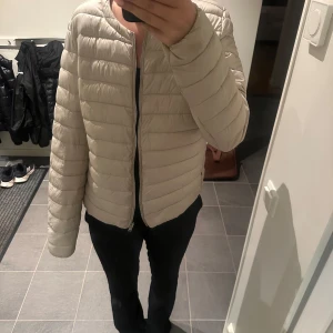 Cremevit dunjacka från Mango  - Säljer min super fina jacka från mango. Perfekt nu till hösten🤎🤎 storlek L men passar S/M!!💕