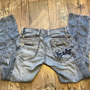 Baggy jeans - Unika jeans med dragkedjor, slitningar och broderi. Mycket bra skick, kan skicka fler bilder! Fråga gärna om mått:)