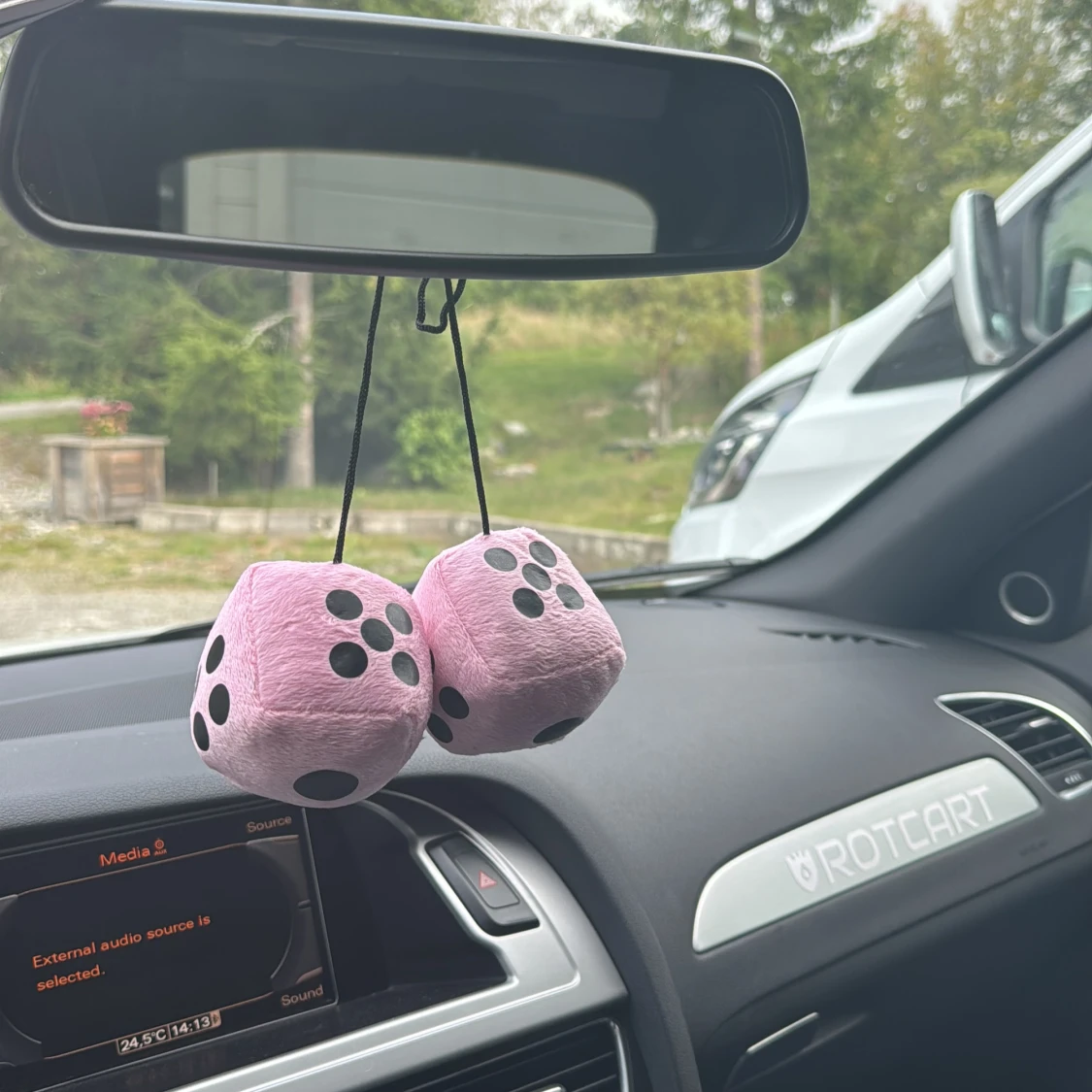 rosa bil tärningar - 2