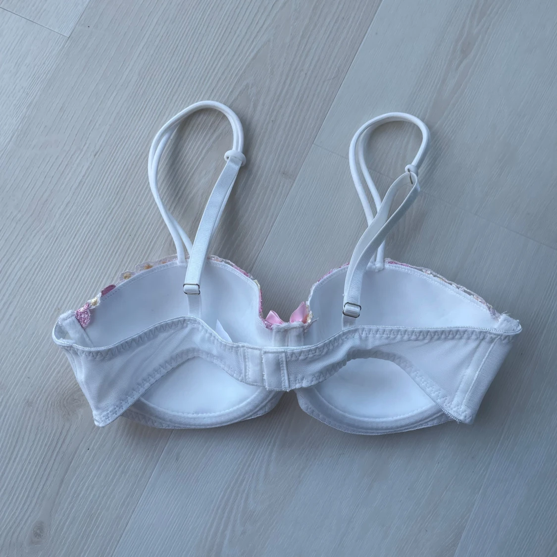 Vit blommig bandeau topp med broderi - 1