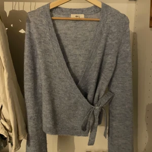 Ljusblå kofta-Gina Tricot - Säljer min ljusblåa stickade tröja med roset ifrån Gina tricot eftersom den aldrig kom till användning, passar bara inte mig så bra. Använd 2-3 gånger ❤️