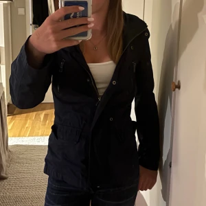 Vintage Hampton Republic jacka  - Svart vintage från Hampton Republic i storlek XS. Jackan är väldigt mörkblå, nästan svart. Jackan har nästan inga tecken på användning. Jackan är från 2000-talet och är perfekt nu till vintern och hösten.🍂 Priset går att diskutera💕