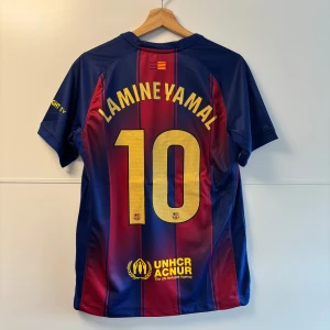 Lamine Yamal fotbollströja Barcelona - Helt ny Barcelona fotbollströja med Lamine Yamal på ryggen. Srtl M