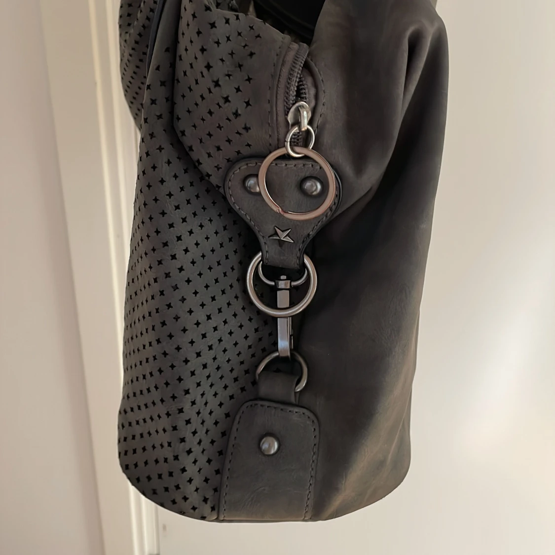 Svart axelväska i skinn med stjärndetaljer - 3