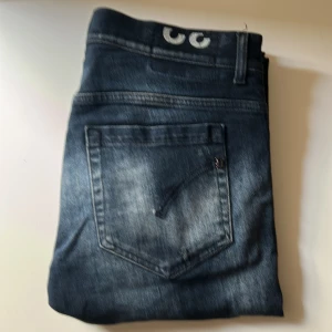 Dondup Jeans – Modell George - Snygga Dondup jeans i mörkblå tvätt med slitningsdetaljer. Sitter riktigt bra och ger en clean men edgy look.  Skick: 8/10 Pris kan diskuteras 📦 Skickas eller möts upp