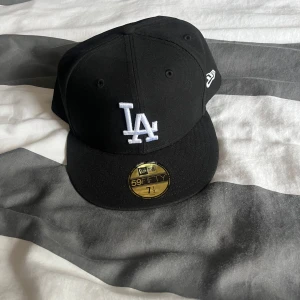 Keps NEW ERR  - Hej jag säljer min keps köpte den för ett tag sen gillade den aldrig, har aldrig använt den! 