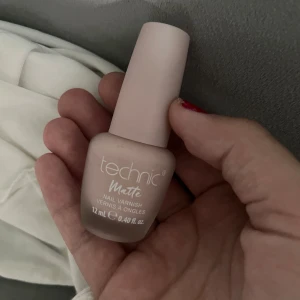  nagellack ljusrosa - Säljer ett matt nagellack från Technic i en superfin ljusrosa nyans. Flaskan rymmer 12 ml och har en stilren, matt finish på både kork och flaska. Perfekt för dig som gillar en clean och modern look på naglarna.Rätt mycket kvar!!💕