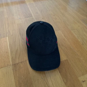Svart keps från gg - Bra skick har knappt använt den, perfekt för vinter och sommar 