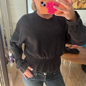 Tröja - Jättesöt tröja med resår i midjan och volang nertilll. Perfekt nu inför hösten😍🍁🍂