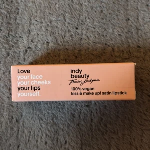 OANVÄND! Indy Beauty Satin Lipstick Elsa - Aldrig använd! Endast öppnad och tittad på. Snyggt satinläppstift från Indy Beauty i färgen Elsa. Färgen är en varm nude/ljusbrun ton med satinfinish. Förpackningen är vit med rosa text och läppstiftet är 100% veganskt. Perfekt för dig som gillar naturliga läppar med lite extra glow. Finns inte att köpa längre! Slutsåld! Säljer pga inte rätt färg:( Skriv för fler bilder