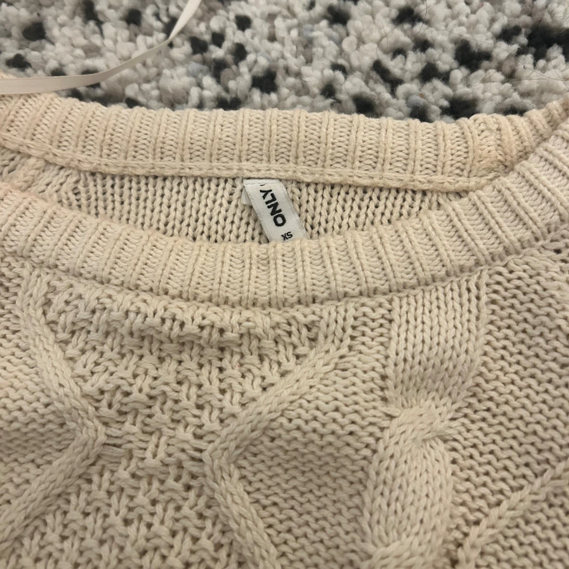 Beige stickad tröja med volang från ONLY - 2