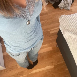 Ljusblå långärmad topp med spets - Supersöt ljusblå långärmad intimissimi-topp med v-ringning och spetsdetaljer både vid halsringningen och vid ärmsluten💗💗