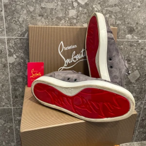 Grå mocka sneakers från Louboutin - Snygga grå sneakers från Christian Louboutin i mocka. Skick 9/10 nästan aldrig använt. Skriv i dm vid frågor eller diskussion av pris.