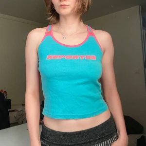 Reporter träningslinne  - Så snygg träningstopp från reporter! Jag på bilden är 170cm och har strl 36 på överdelar, använd köp nu <<33