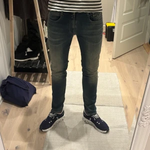 Replay Hyperflex W31 L32 - Schyssta Replay jeans, ljusblå färg. Väldigt sparsamt använda så fint skick, i princip nya. Säljer pga inte min stil längre.