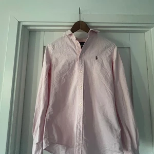 Ljusrosa skjorta från Ralph Lauren - Snygg rosa Ralph lauren skjorta, skjortan har riktigt bra skick🌟 och är storlek 6 (dam skjorta) 