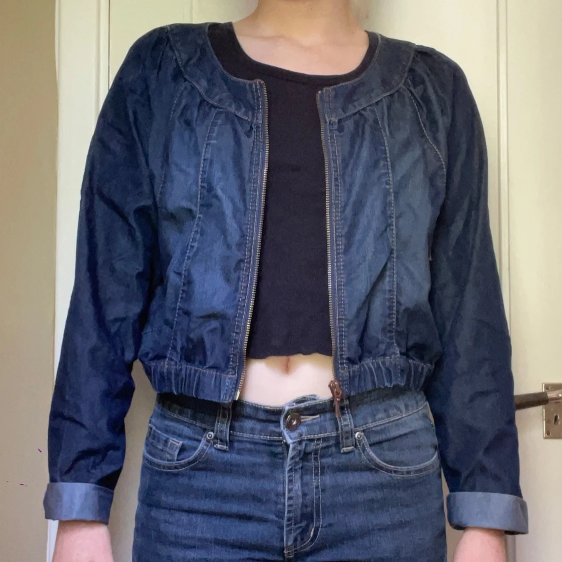 Mörkblå croppad jeansjacka med dragkedja och fickor. - 3