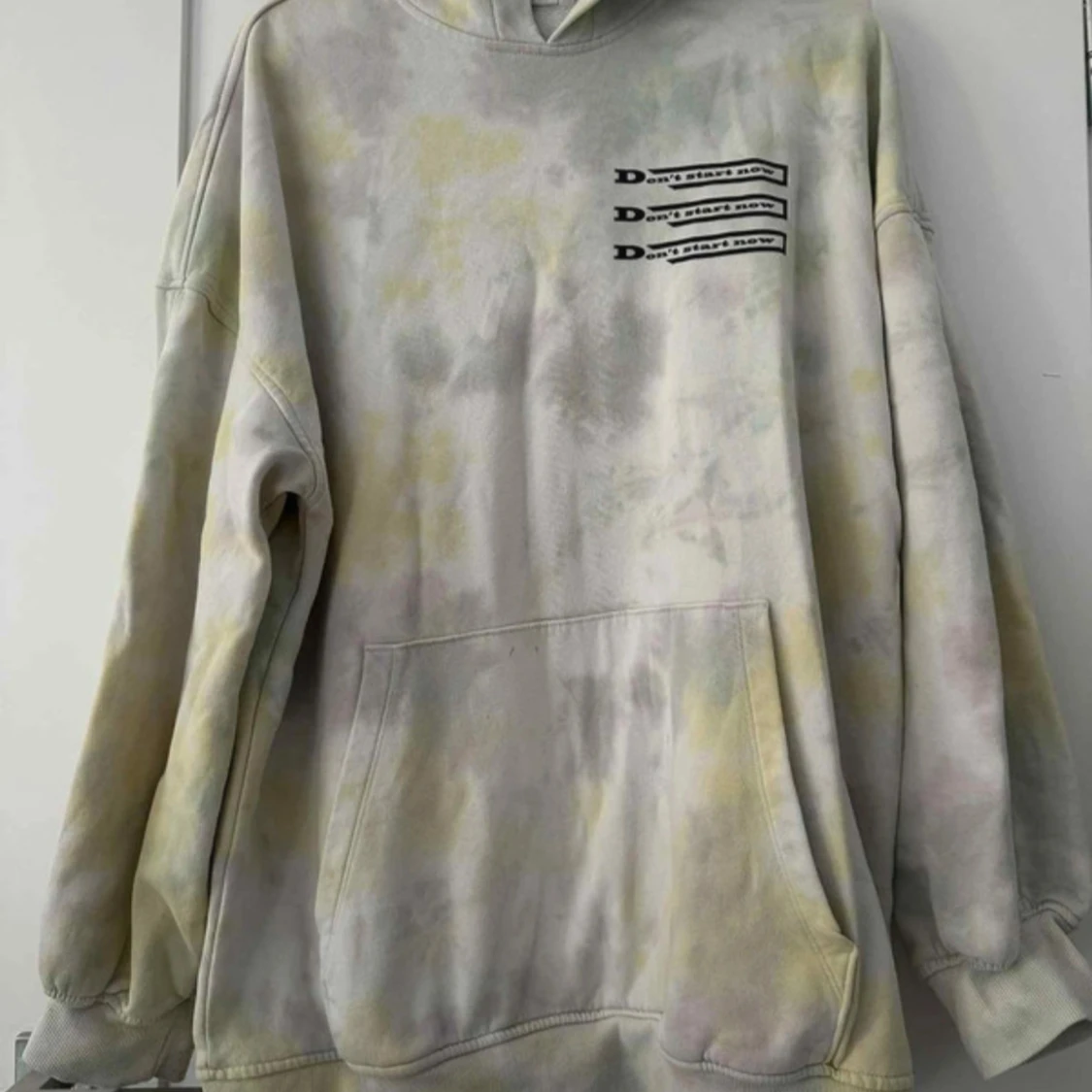 Oversized tie-dye hoodie med tryck