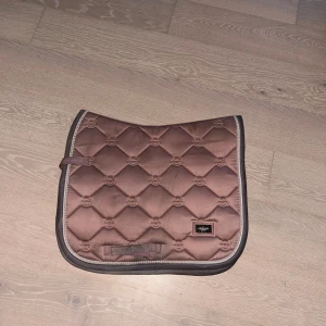 Rosa equestrian stockholm schabrak  -  Ett fint rosa schabrak i allround Storlek cob