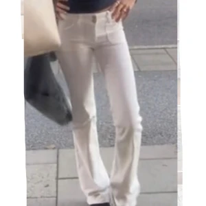 Vita bootcut jeans från Nelly - Säljer ett par vita bootcut jeans från Nelly med snygg passform. Materialet är stretchigt och bekvämt, jag har tagit bort fickorna där bak som syns på sista bilden, innerbenslängd är 78cm💞