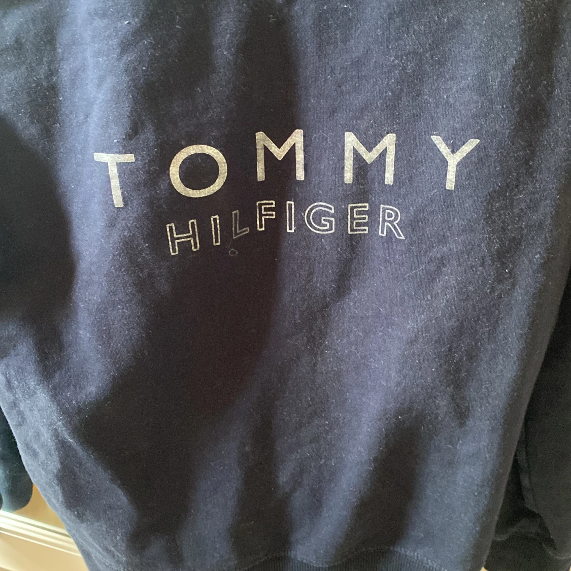 Svart hoodie från Tommy Hilfiger - 1