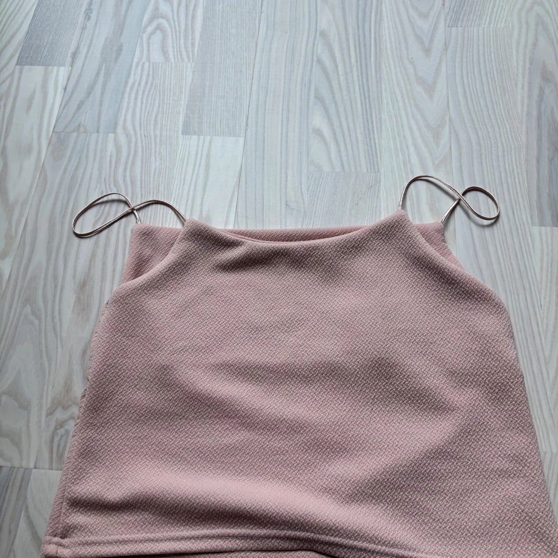 Ljusrosa linnetopp med tunna axelband